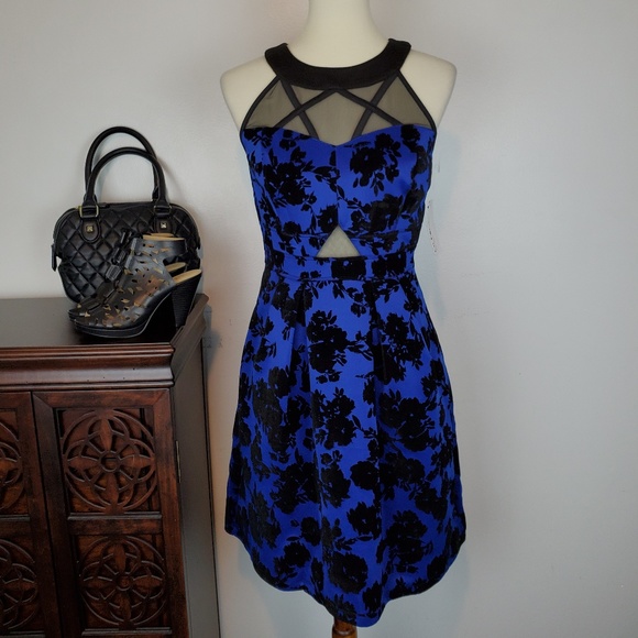 Enfocus Studio Dresses & Skirts - Enfocus Studio Sleeveless Halter Dress, NWT, 4